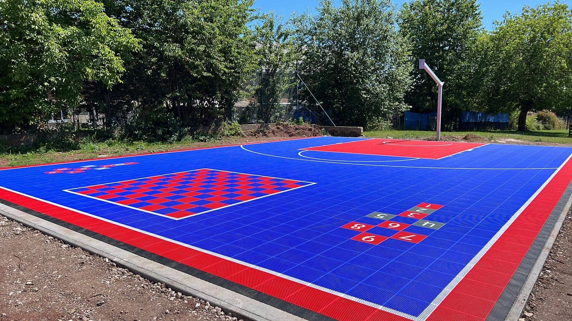 Ecole Henri Lonay - cour de récréation